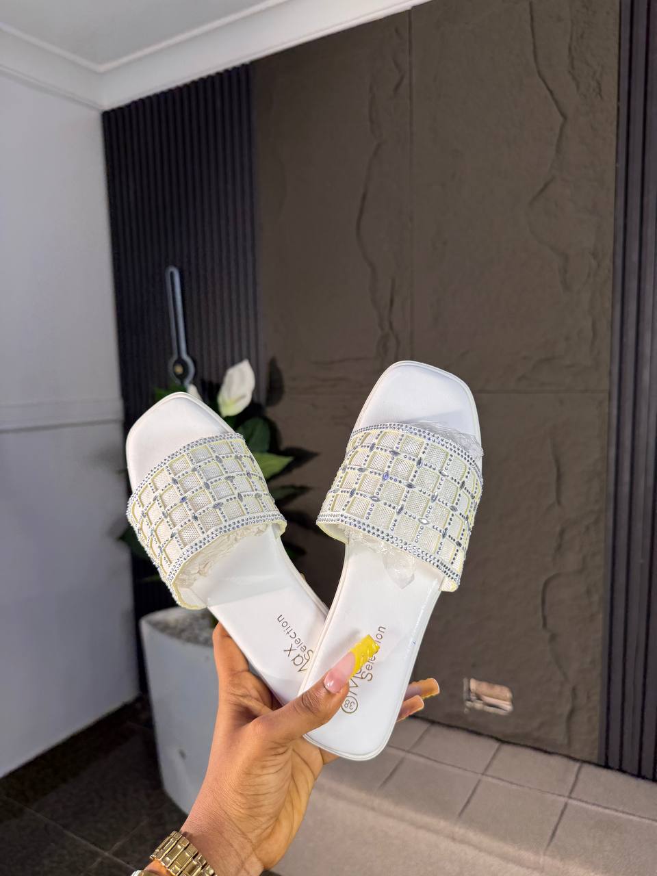 # 0 SQUARE SLIPPERS