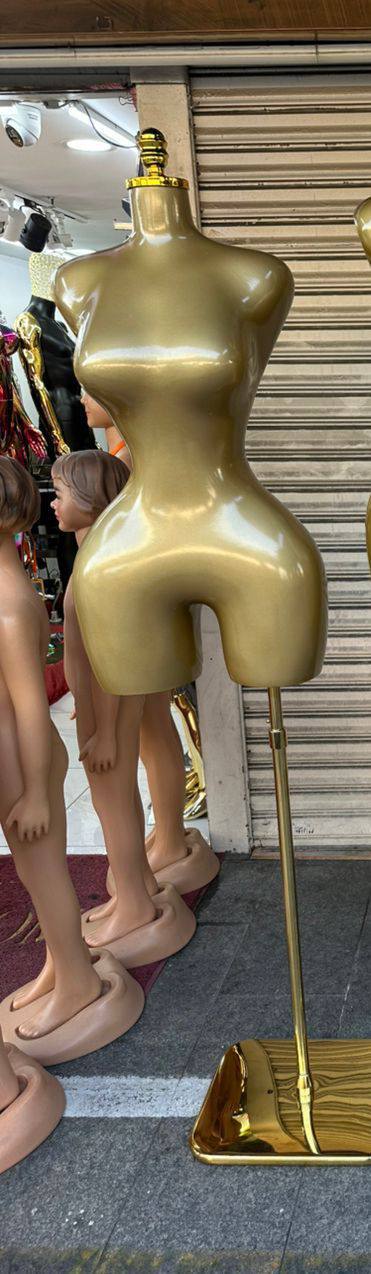 # 0 105 BBL MANNEQUINS