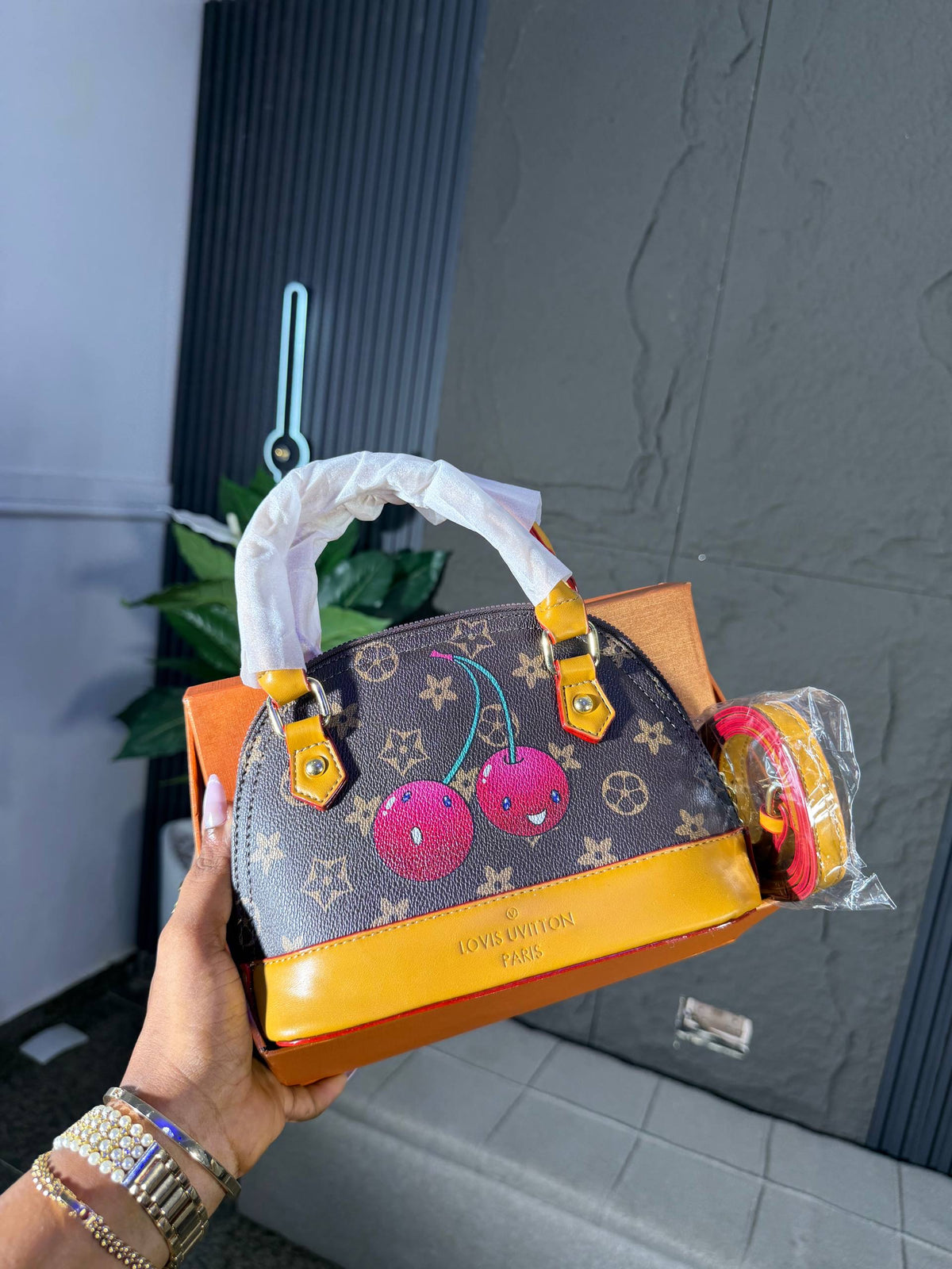 # 0 8609 LOVE BOX BAG