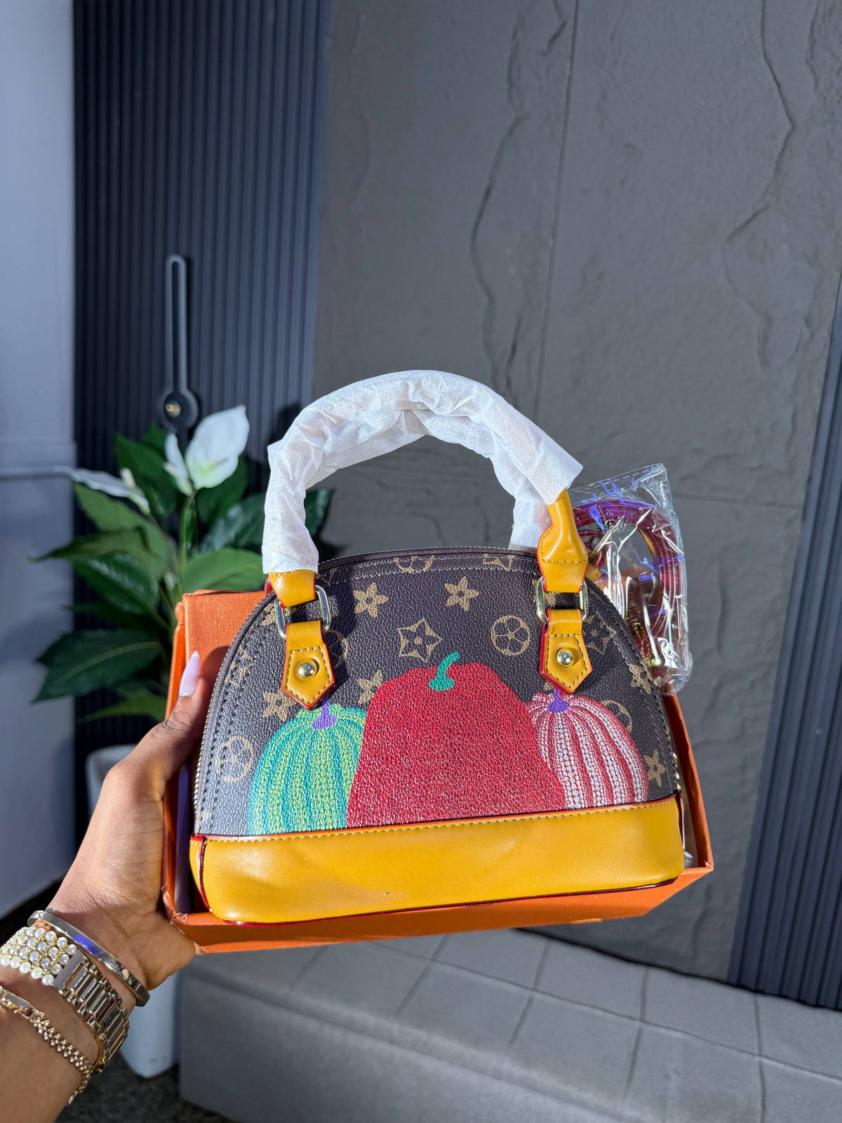# 0 8609 LOVE BOX BAG