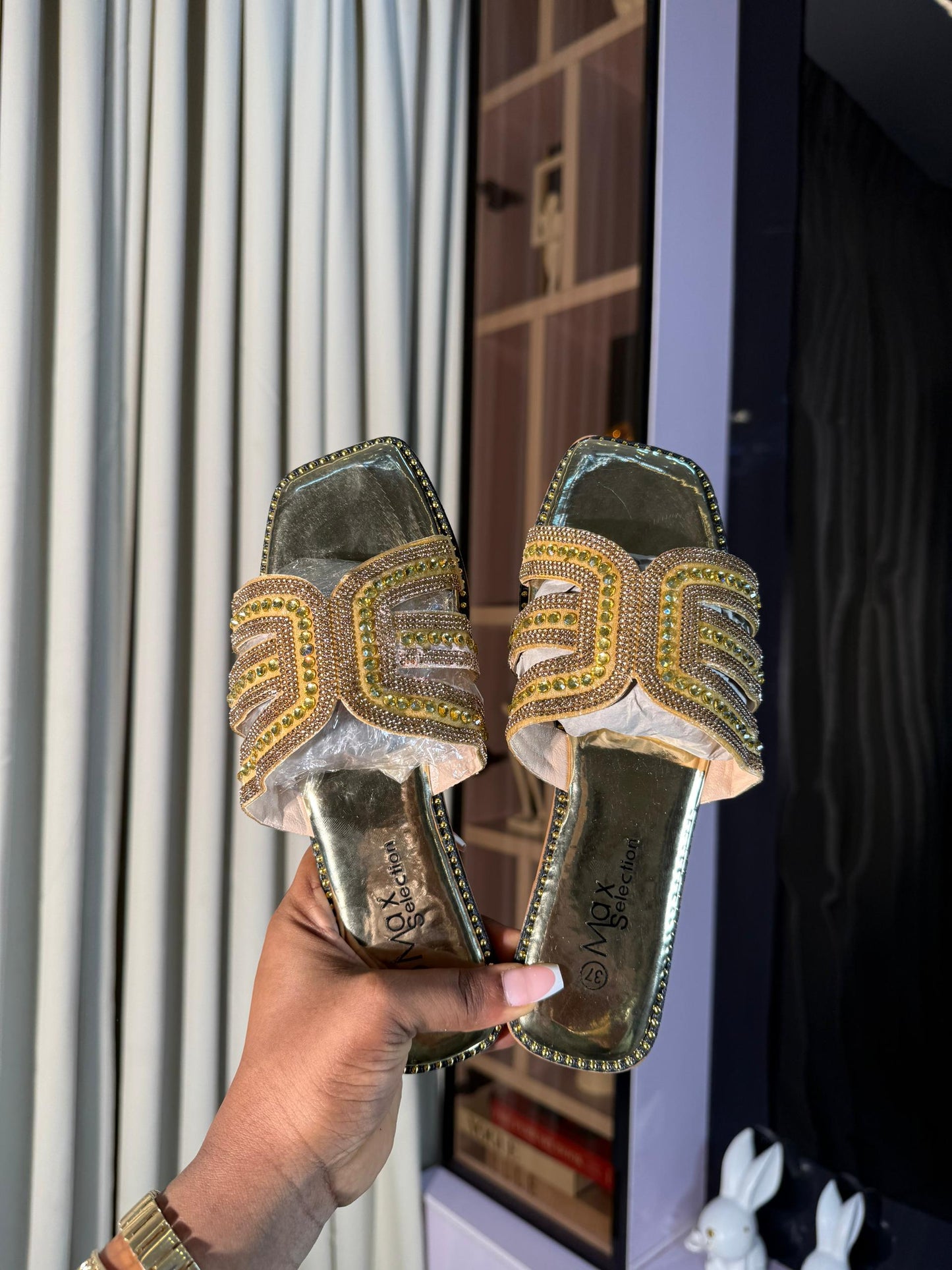 # 0 BEAUTY SLIPPERS