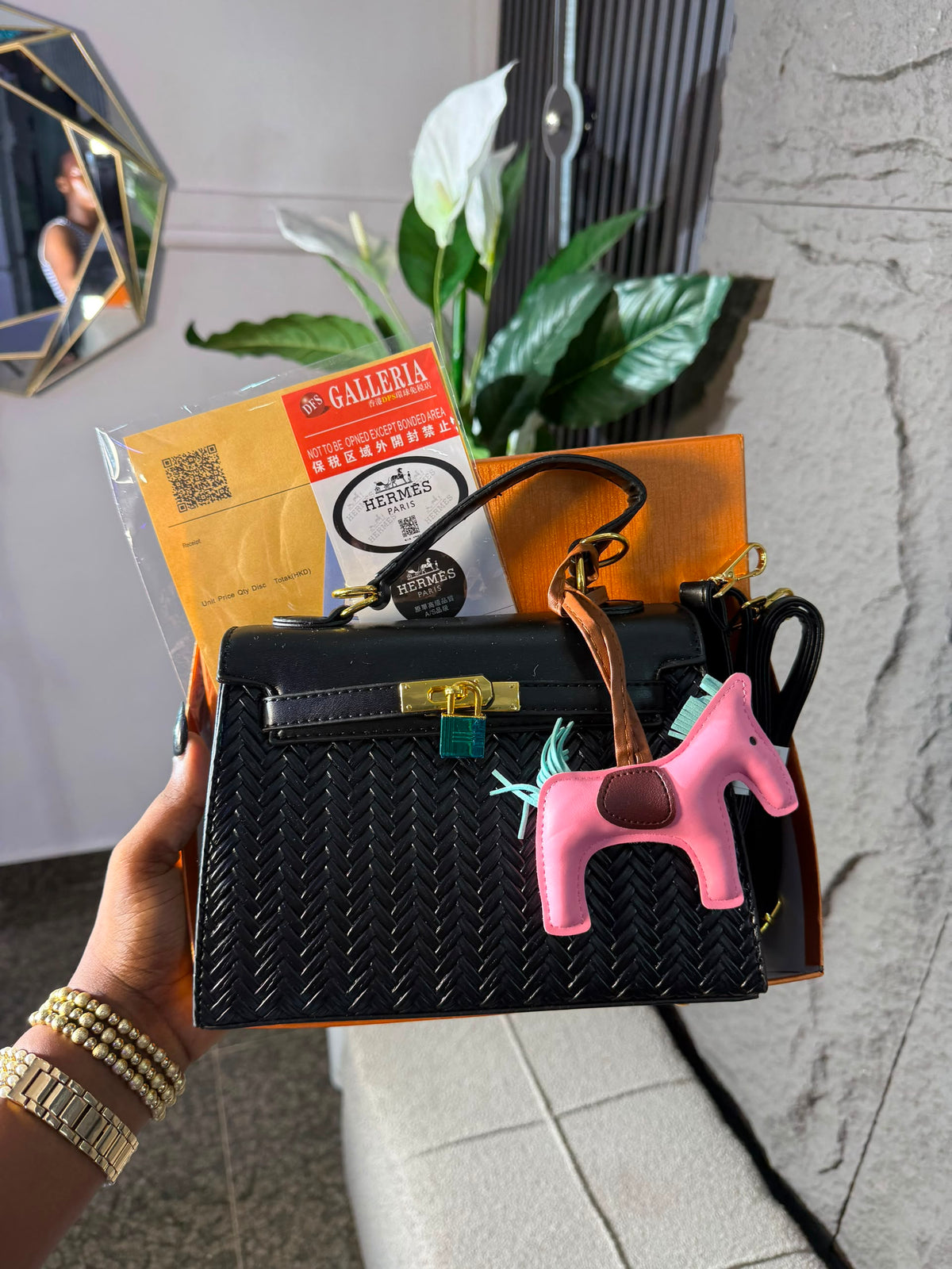 # 0 3160 AMAZING BOX BAG WITH LABUBU