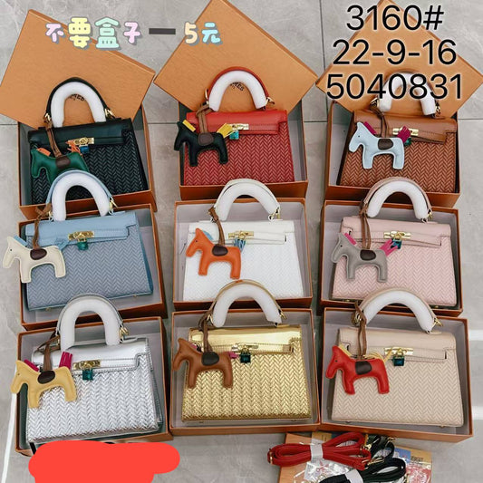 # 0 3160 AMAZING BOX BAG WITH LABUBU