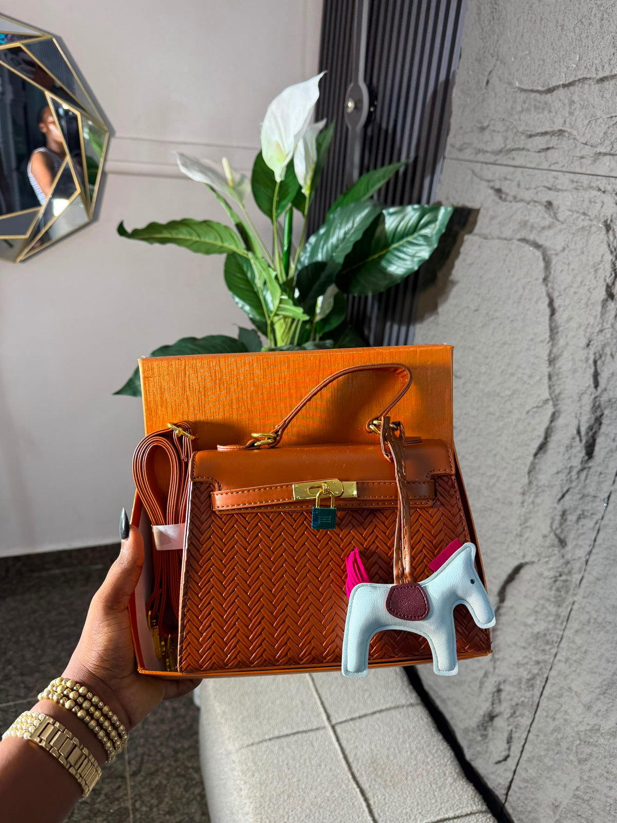 # 0 3160 AMAZING BOX BAG WITH LABUBU
