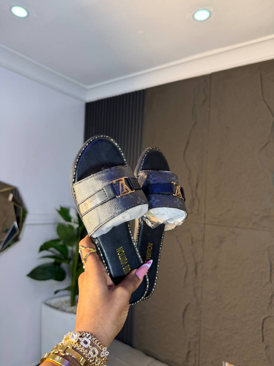 # 0 Luxe slippers