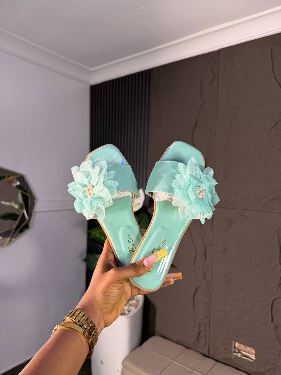 # 0  Flower slippers