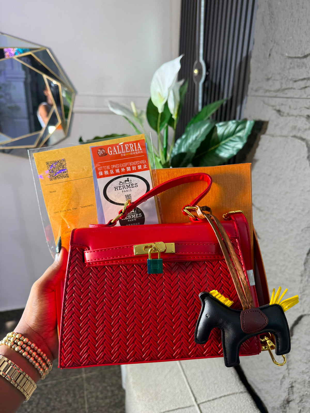 # 0 3160 AMAZING BOX BAG WITH LABUBU
