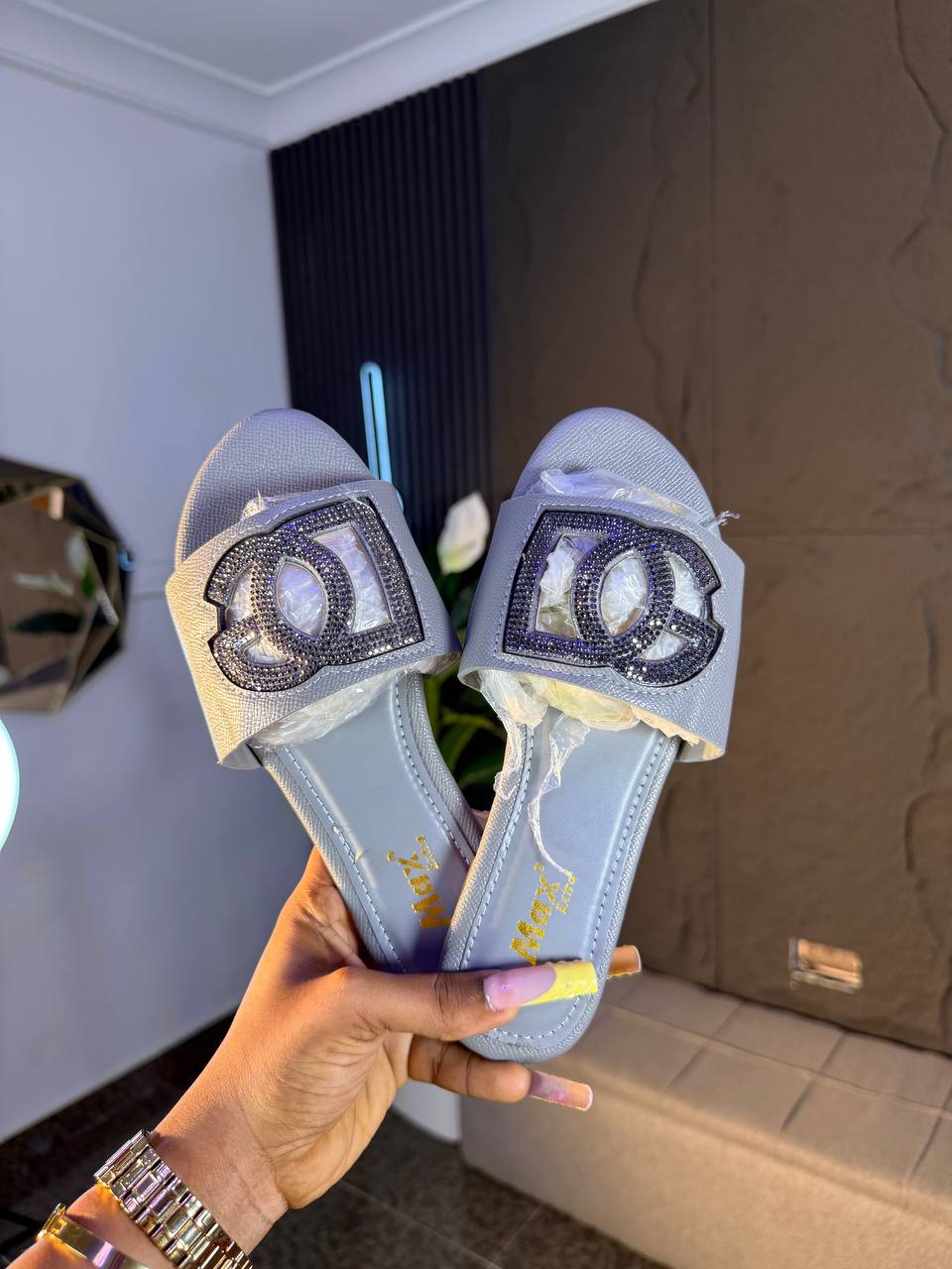 # 0 D and G SLIPPERS