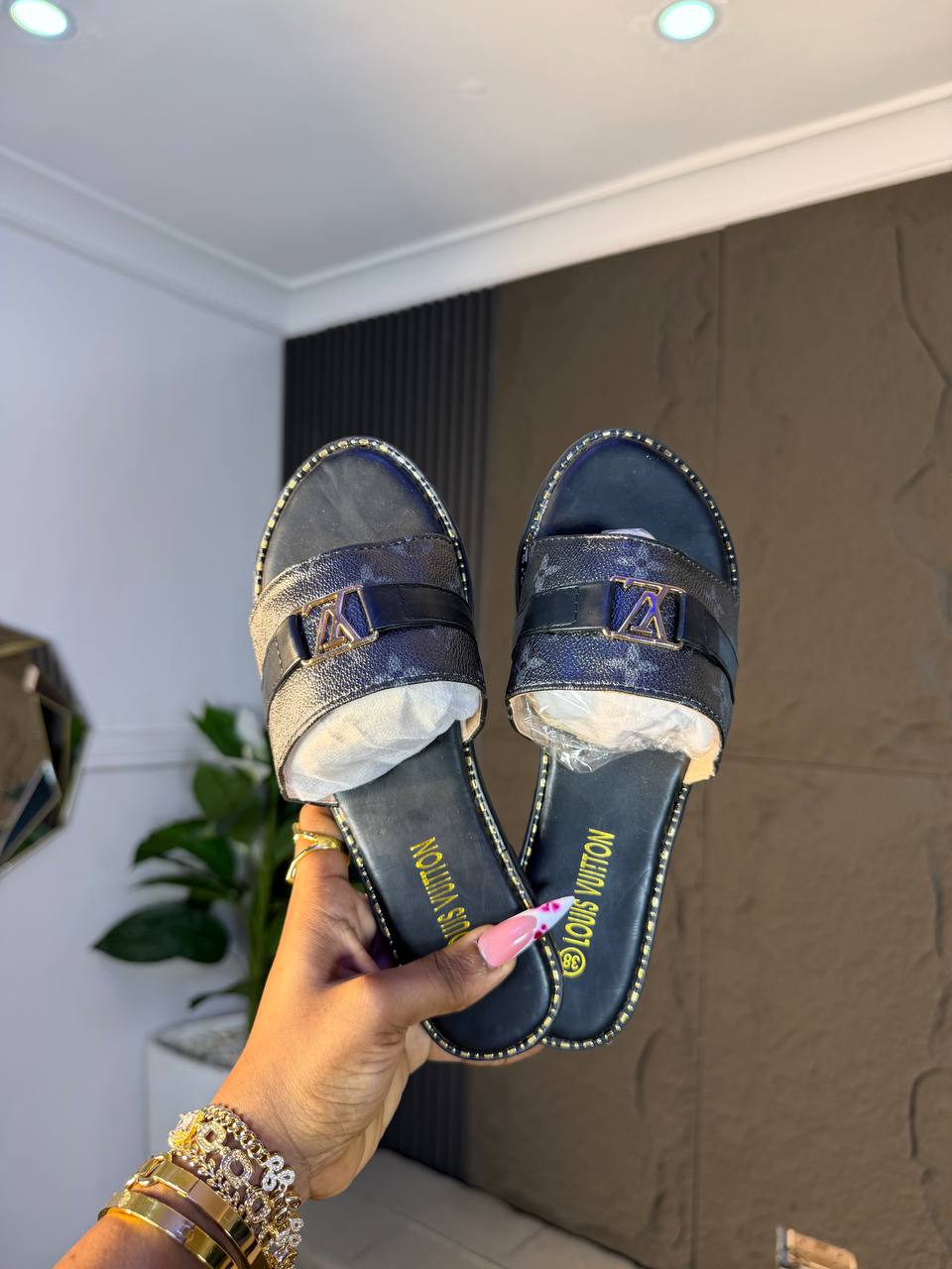 # 0 Luxe slippers
